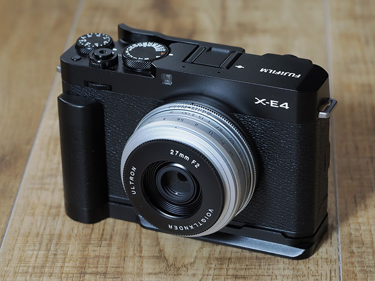 Voigtlander ULTRON 27mm F2を装着したFUJIFILM X-E4の正面画像