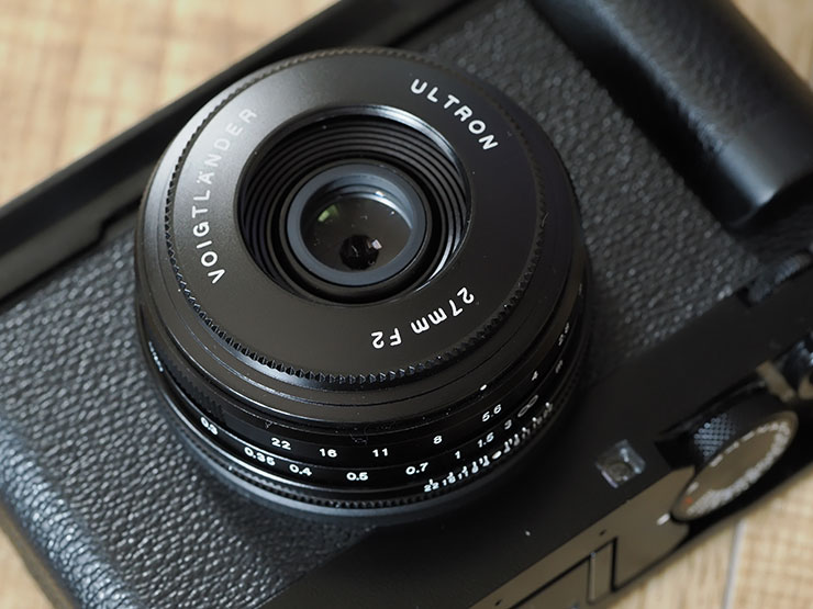 Voigtlander ULTRON 27mm F2を装着したFUJIFILM X-E4の上からの正面画像