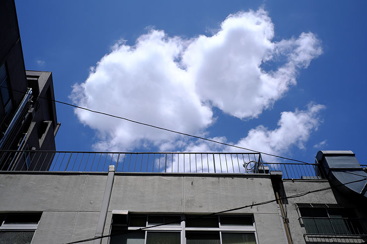 FUJIFILM  X-E4・Voigtlander ULTRON27mm F2 X-mountで撮影したビルの上の雲の画像