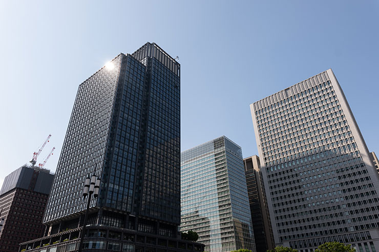 Leica SL2-S・バリオ・エルマリート SL f2.8/24-70mm ASPH.・24mmで撮影した立ち並ぶビルの画像