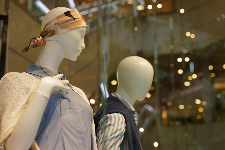 Leica SL2-S・バリオ・エルマリート SL f2.8/24-70mm ASPH.・70mmで撮影した洋服店のマネキンの画像