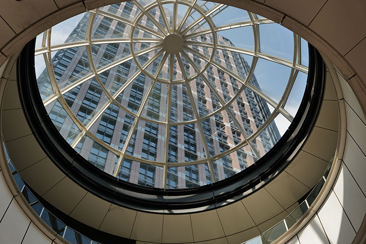 Leica SL2-S・バリオ・エルマリート SL f2.8/24-70mm ASPH.・45mmで撮影で撮影したガラスの天井腰しに見えるビルの画像