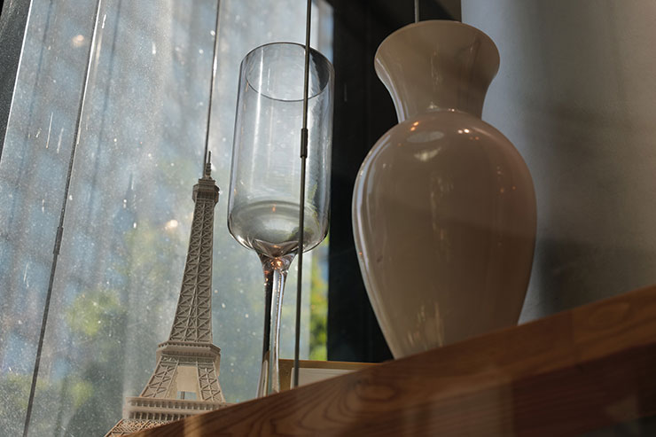 Leica SL2-S・バリオ・エルマリート SL f2.8/24-70mm ASPH.・70mmで撮影した花瓶やグラスの置物の画像
