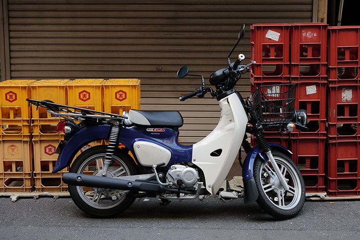 Leica SL2-S・バリオ・エルマリート SL f2.8/24-70mm ASPH.・59mmで撮影した駐輪されたバイクの画像