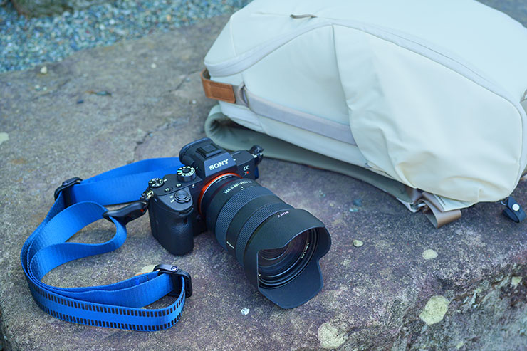 SONY FE 24-105mm F4 G OSSを装着したα7R Ⅲ、Peak Design Everyday backpack Zip 15L Bone、Peak Design SLL -MN-3の画像