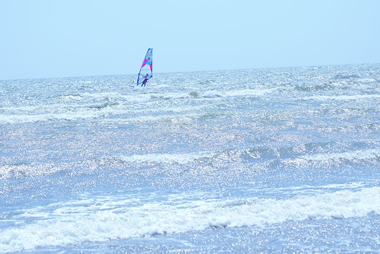 SONYα7R Ⅲ・FE 24-105mm F4 G OSS・105mm［APS-Cサイズクロップ撮影のため35mm判換算157mm］で撮影したサーフィンをしている人の画像