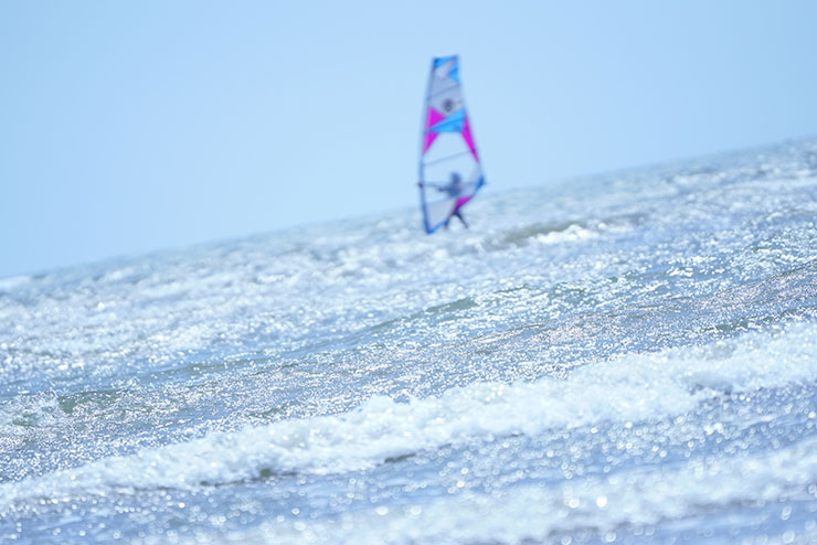 SONYα7R Ⅲ・FE 70-200mm F2.8 GM OSS II・200mm［APS-Cサイズクロップ撮影のため35mm判換算300mm］で撮影したサーフィンをする人にボカしを加えた画像