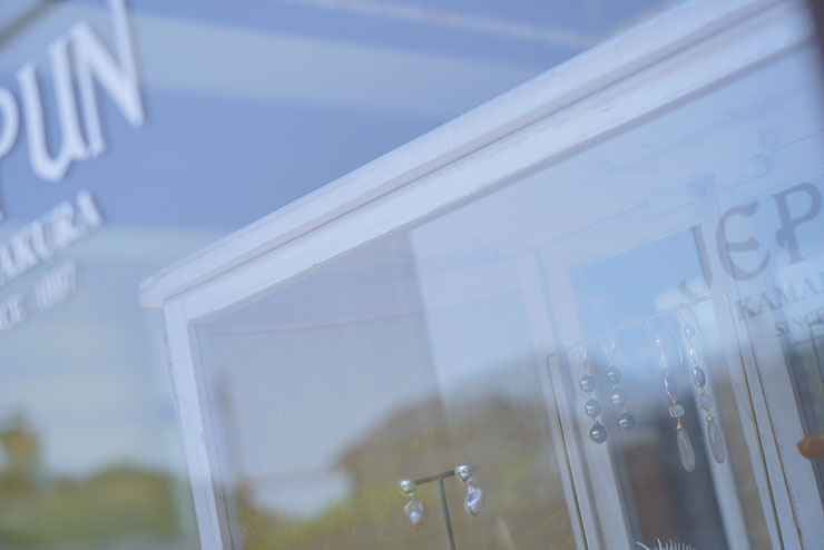 SONYα7R Ⅲ・FE 24-105mm F4 G OSS・67mmで撮影お店に飾られたガラス越しのアクセサリーの画像