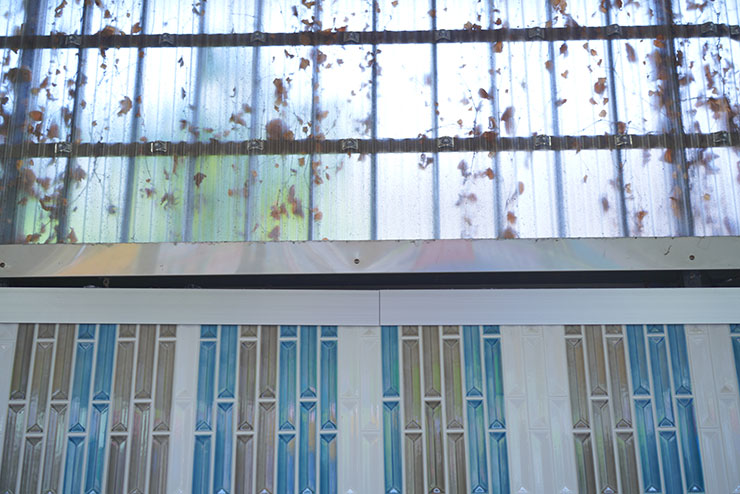 SONYα7R Ⅲ・FE 24-105mm F4 G OSS・36mmで撮影したトタンとタイルで造られた内装の壁の画像