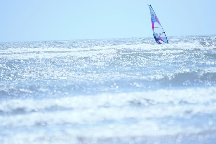 海でサーフィンを楽しむ人の画像