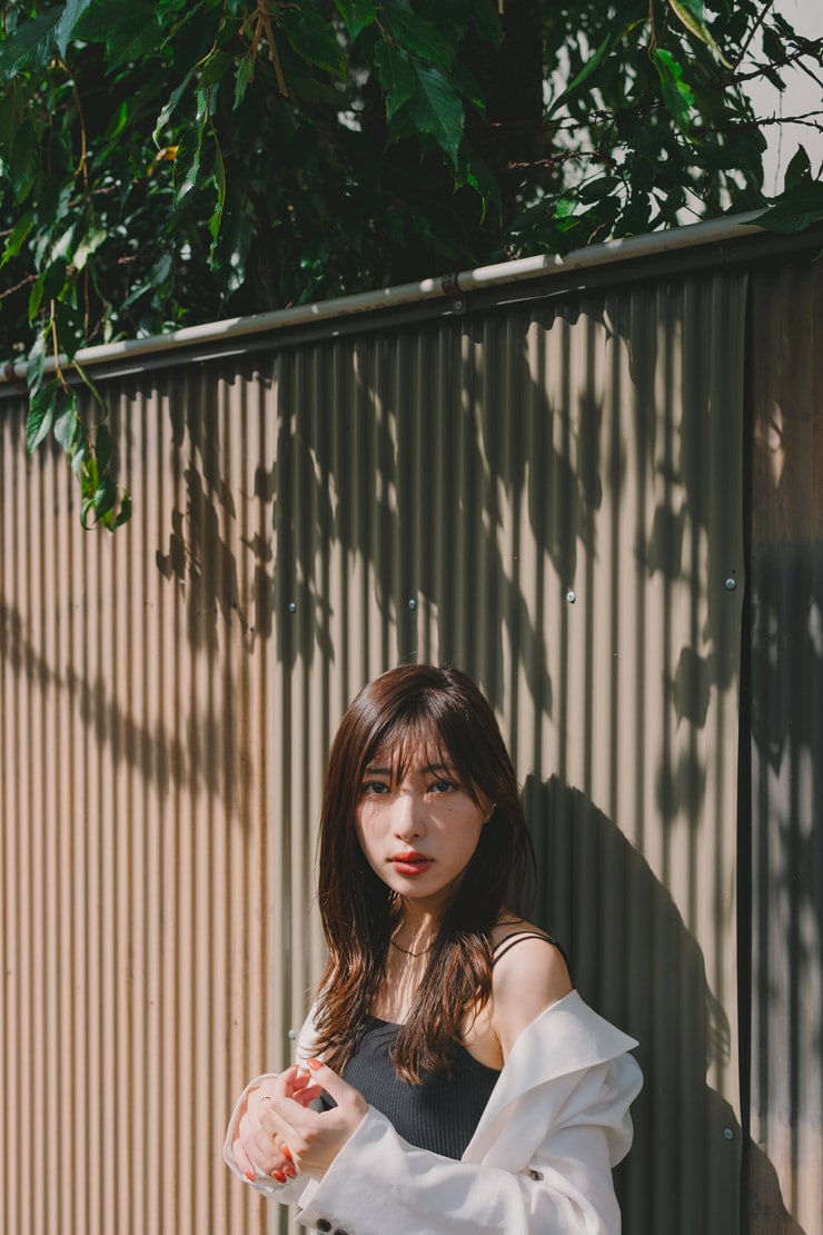 X-T5・SIGMA 23mm F1.4 DC DNで撮影した女性のバストアップ横の画像