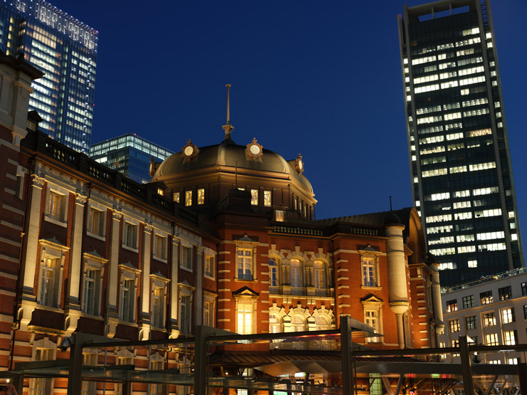 FUJIFILM GFX 100 II ・GF55mmF1.7 R WR・55mm（35mm判換算44mm）で撮影したライトアップした東京駅の画像