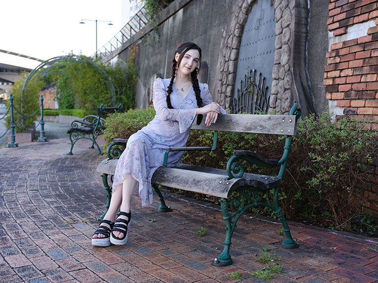 GF55mmF1.7 R WR作例（ベンチに座った女性）