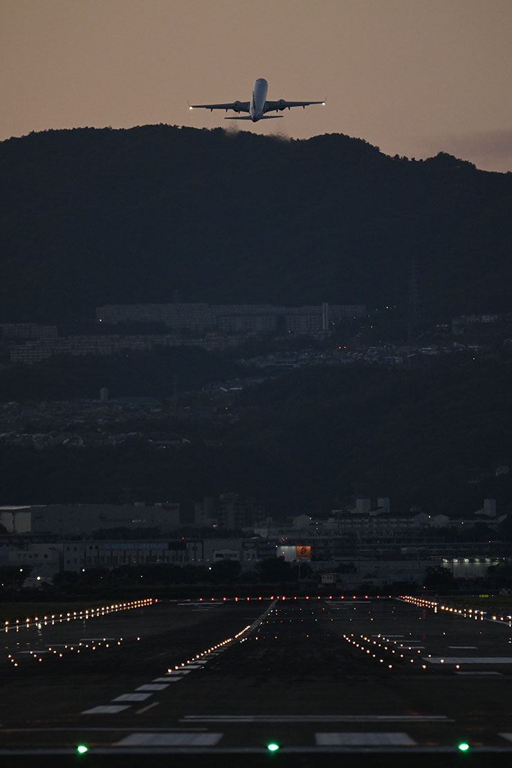 Nikon NIKKOR Z 180-600mm f/5.6-6.3 VR作例（旅客機離陸）