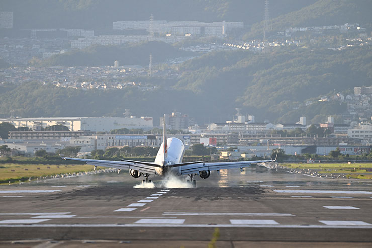 Nikon NIKKOR Z 180-600mm f/5.6-6.3 VR作例（旅客機着陸）