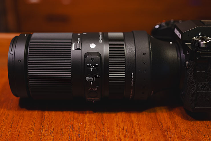 SIGMA 100-400mm F5-6.3 DG DN OS | Contemporary 富士フイルムX　本体側面