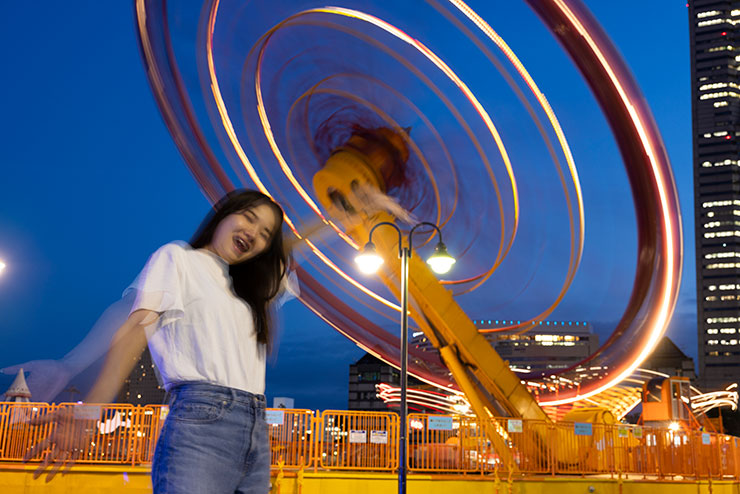 夜のポートレート作例（被写体ブレ）