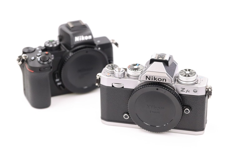 Nikonのカメラ2台の画像