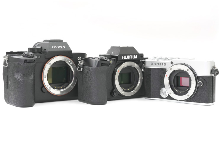 SONY、FUJIFILM、OLYMPUSのカメラが並んでいる画像