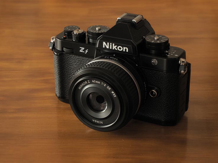 Nikon Z f の正面の画像