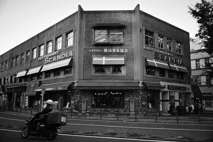 Nikon Zf・NIKKOR Z 24-70mm f/2.8 S・33mm・ピクチャーコントロール「モノクローム」で撮影した建物の画像