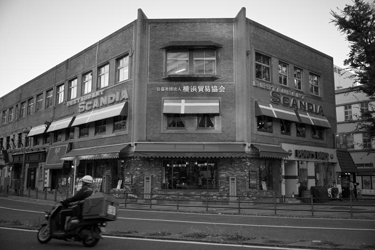 Nikon Zf・NIKKOR Z 24-70mm f/2.8 S・33mm・ピクチャーコントロール「フラットモノクローム」で撮影した建物の画像