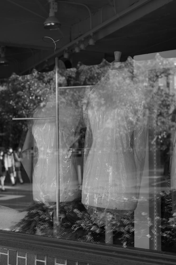 Nikon Zf・NIKKOR Z 50mm f/1.2 S・50mm・ピクチャーコントロール「フラットモノクローム」で撮影したショーウインドーの画像