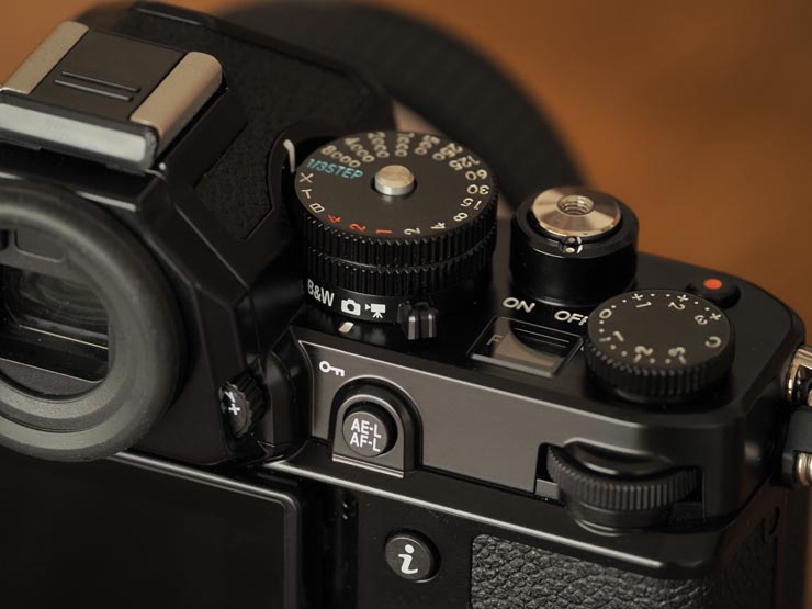 Nikon Z fのコントロールノブの画像