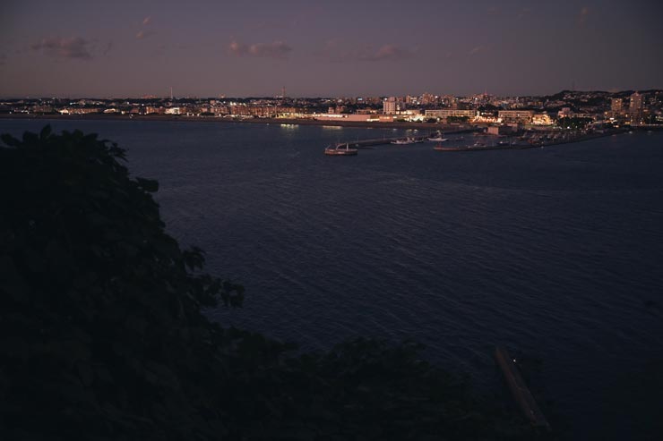 Nikon Z f・NIKKOR Z 24-70mm f/2.8 S・38mm・クリエイティブピクチャーコントロール メランコリック（適用度70%）で撮影した夜の海の画像