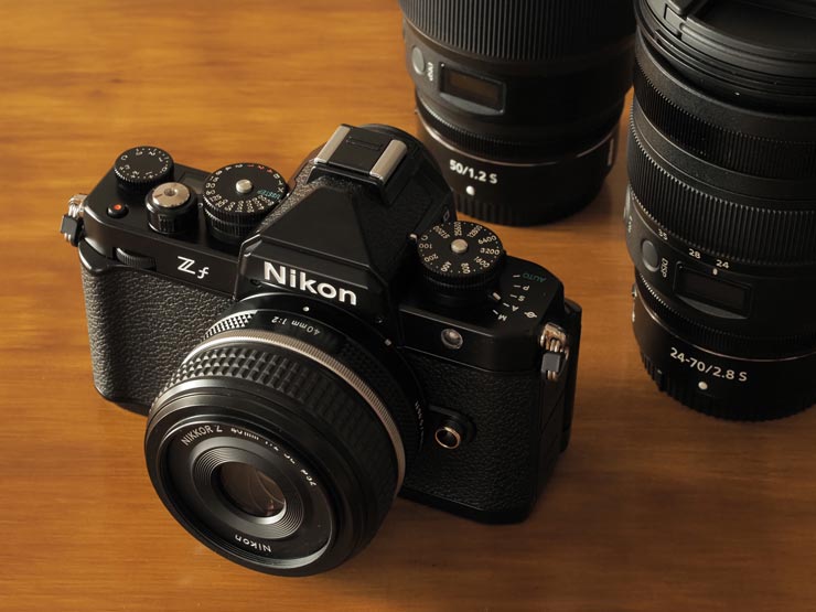 Nikon Z f とレンズを右上部から撮影した画像