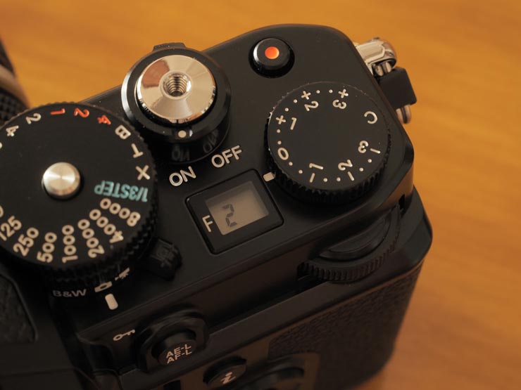 Nikon Z f のコントロールノブの画像
