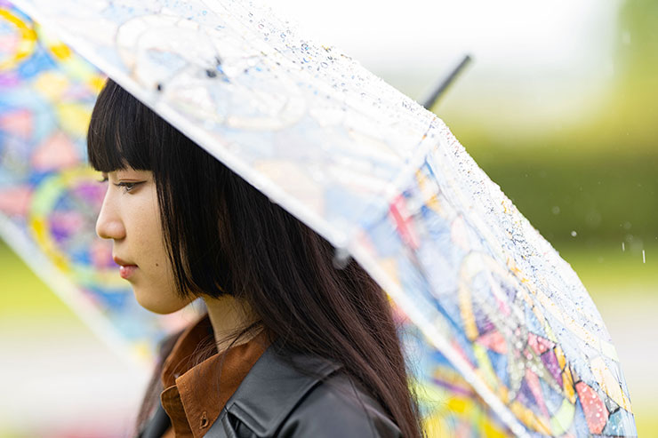 Nikon(ニコン) NIKKOR Z 135mm f/1.8 S Plena作例:傘をさすモデル