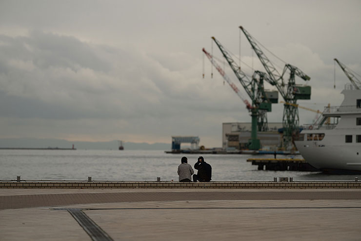 Nikon（ニコン） NIKKOR Z 135mm f/1.8 S Plena作例：港に佇む人物
