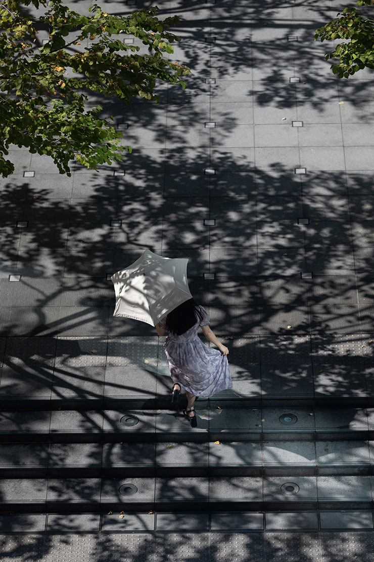 Nikon(ニコン) NIKKOR Z 135mm f/1.8 S Plena作例:傘をさす人物