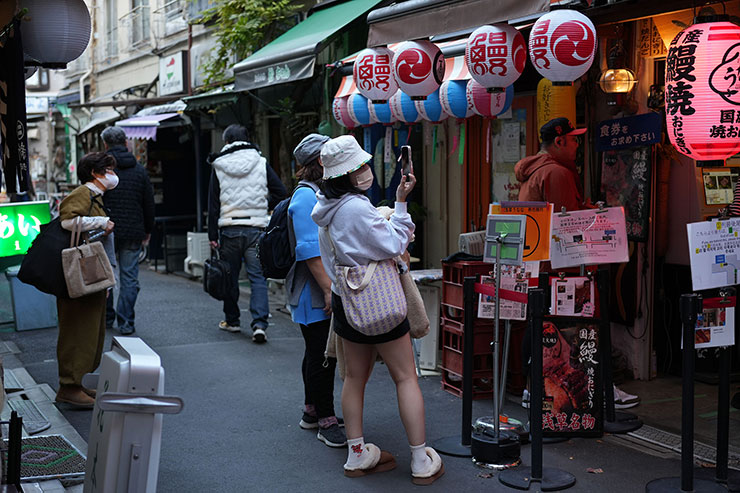 SONY α7C II 作例：スマホと人物