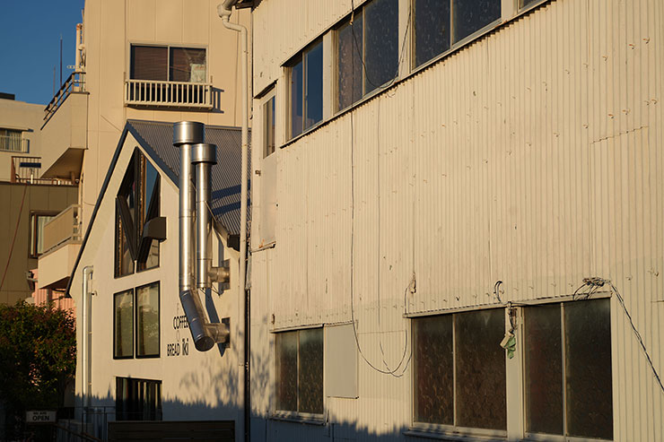 SONY α7CR作例：夕日があたる工場