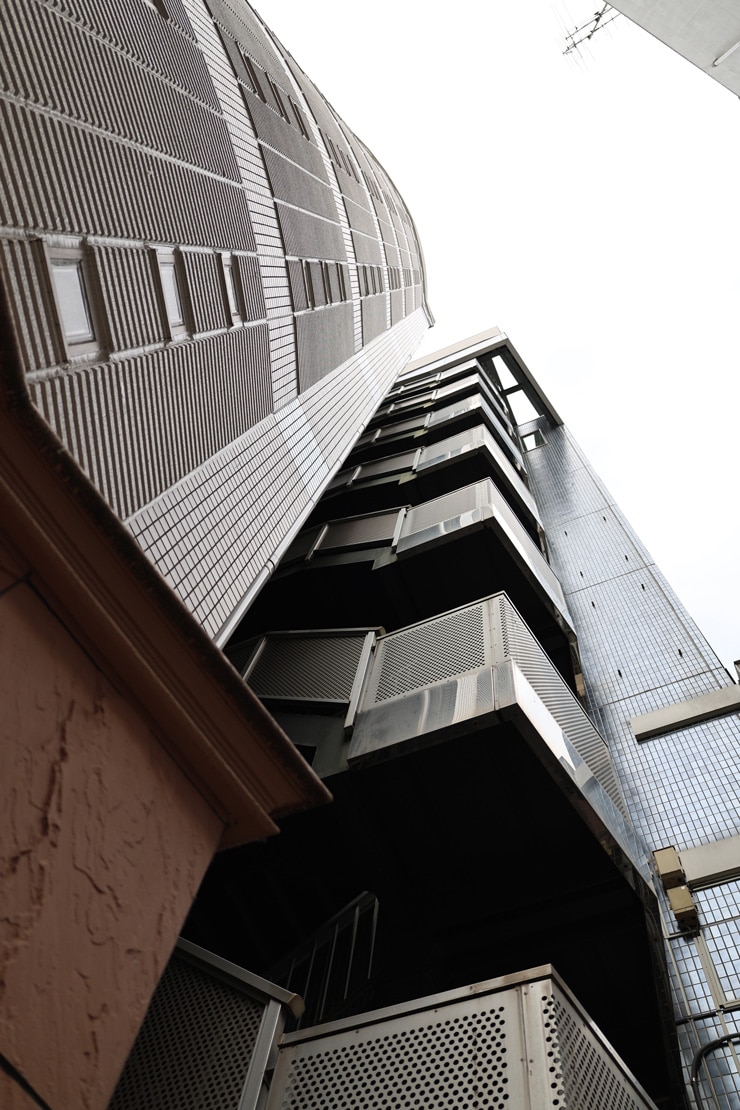 Canon RF28mm F2.8 STM作例：建物を見上げる