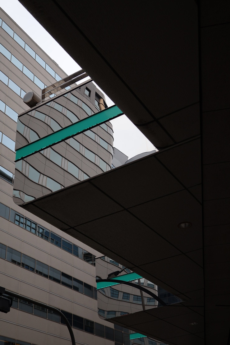 Canon RF28mm F2.8 STM作例：建物と鏡