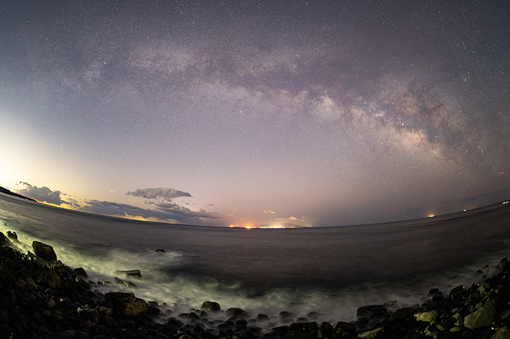 SIGMA 15mm F1.4 DG DN DIAGONAL FISHEYE | Art 作例：海岸と天の川