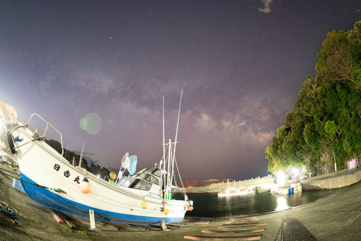 SIGMA 15mm F1.4 DG DN DIAGONAL FISHEYE | Art 作例：漁船と天の川