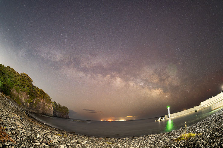 SIGMA 15mm F1.4 DG DN DIAGONAL FISHEYE | Art 作例：灯台と天の川