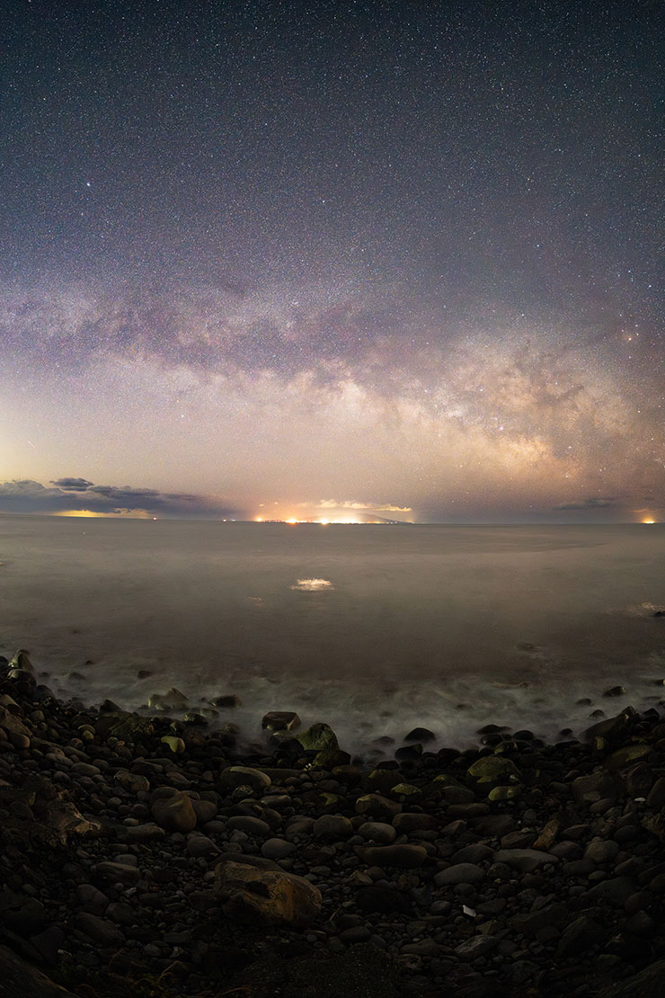 SIGMA 15mm F1.4 DG DN DIAGONAL FISHEYE | Art 作例：海岸と天の川（タテ構図）
