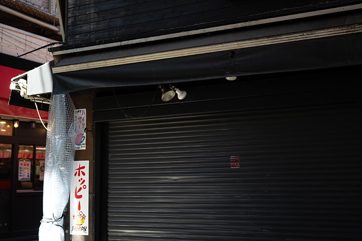 SIGMA fp 諧調表現の作例：商店街の光と影 