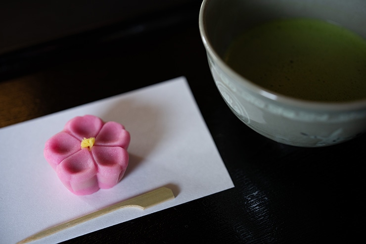 和菓子と抹茶の画像
