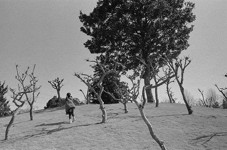 Leica M6 作例：ILFORD HP5で撮影した広場を走る子供