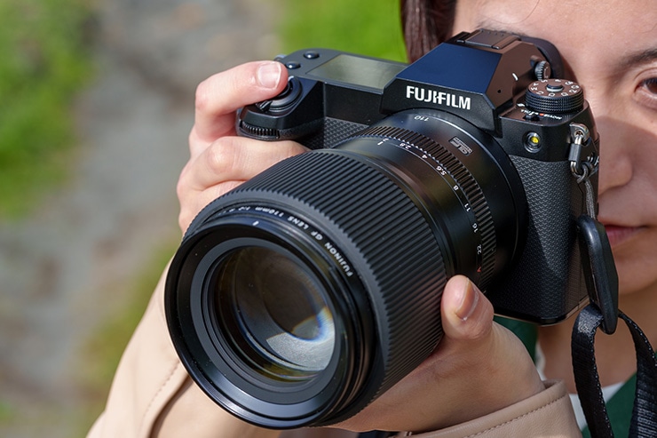 GFX100S II 本体：GF110mmF2 R LM WRを装着した画像