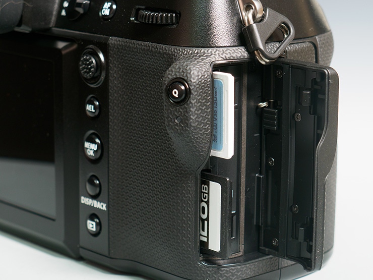 GFX100S II 本体：メディア挿入部
