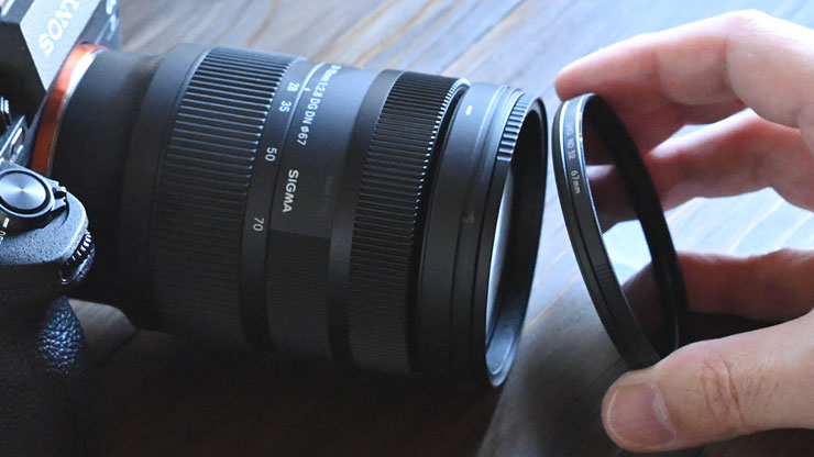 レンズにNDフィルターを取り付ける画像