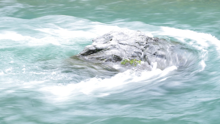川で水の流れを撮影したNDフィルターの作例