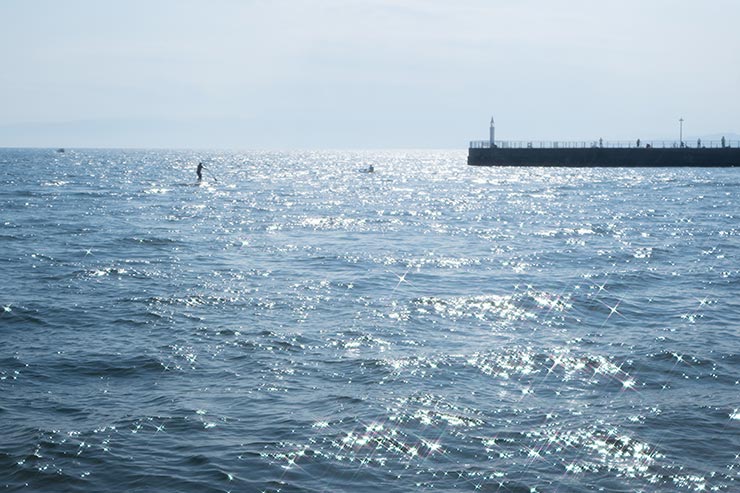 クロスフィルターを装着して撮影した海の画像